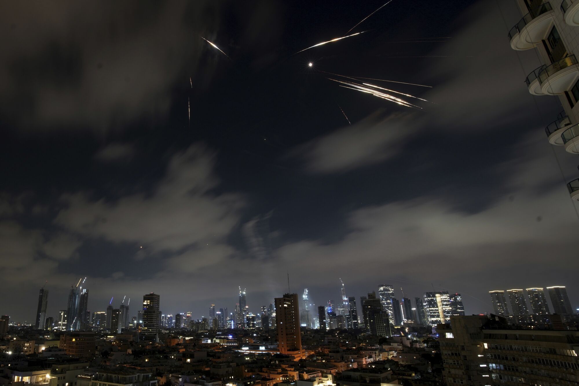 Israeli Iron Dome air defense system fires to intercept missiles over Tel Aviv, Israel, early Sunday, June 15, 2025. (AP Photo/Ohad Zwigenberg) Associated Press / LaPresse Only italy and spain. EDITORIAL USE ONLY/ONLY ITALY AND SPAIN