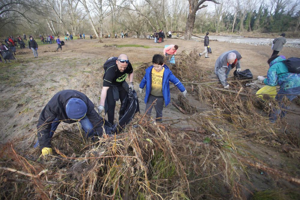 Voluntaris netegen la llera del riu Ter a Salt
