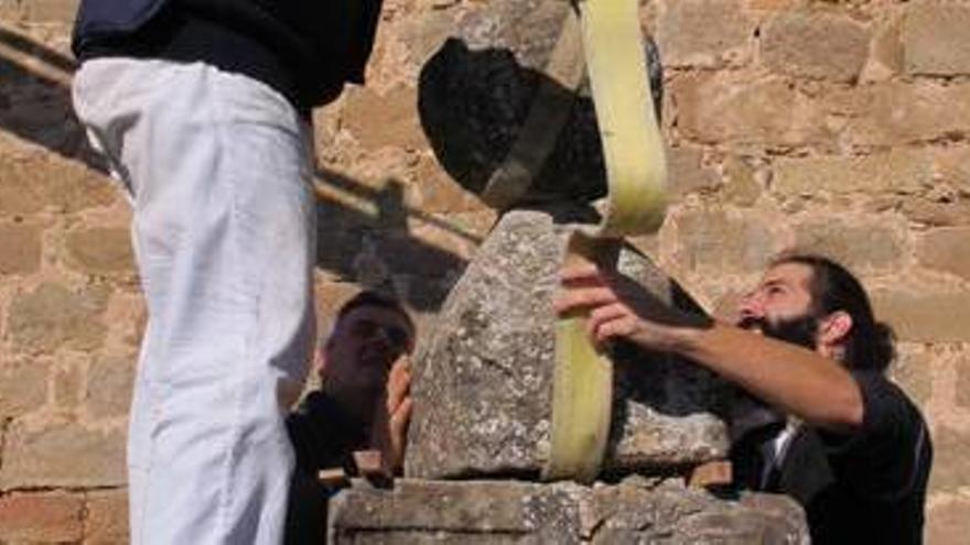 Treballs de recol·locació de la peça al Castellvell (Olius)