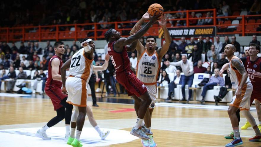 Dylan Ennis, jugador del UCAM Murcia CB, estuvo maniatado ayer ante la defensa planteada por el Promitheas Patras.  | FIBA/B.CHAMPIONS LEAGUE