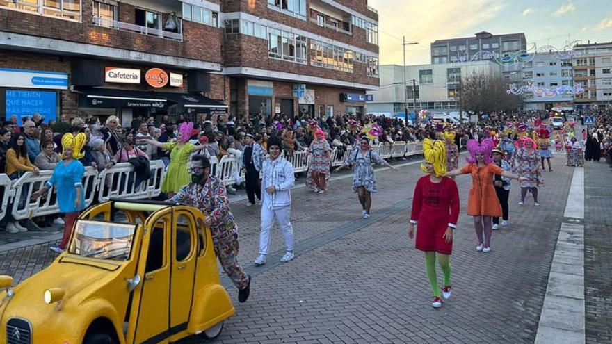 El desfile del Entroido desborda las calles de Tui