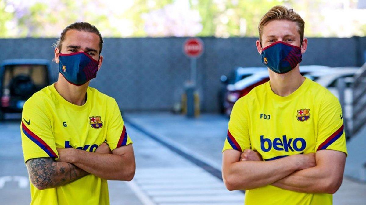 Antoine Griezmann y Frenkie De Jong lucen las nuevas mascarillas sanitarias comercializadas por el FC Barcelona