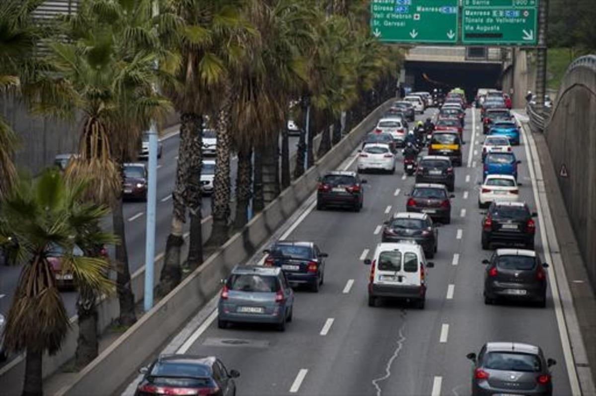 Tráfico denso en la Ronda de Dalt a principios del pasado marzo.