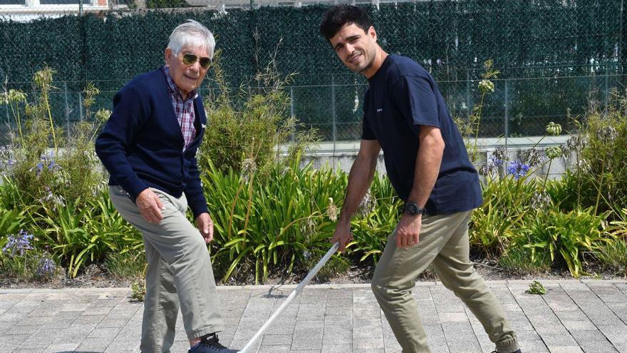 Dagoberto Moll y Pablo Cancela juegan con un balón de fútbol y un ‘stick’ de hockey sobre patines. |  // VÍCTOR ECHAVE