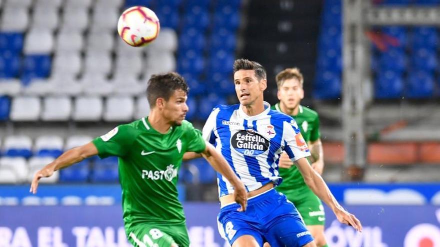 Vicente, la pasada temporada contra el Sporting en Riazor.