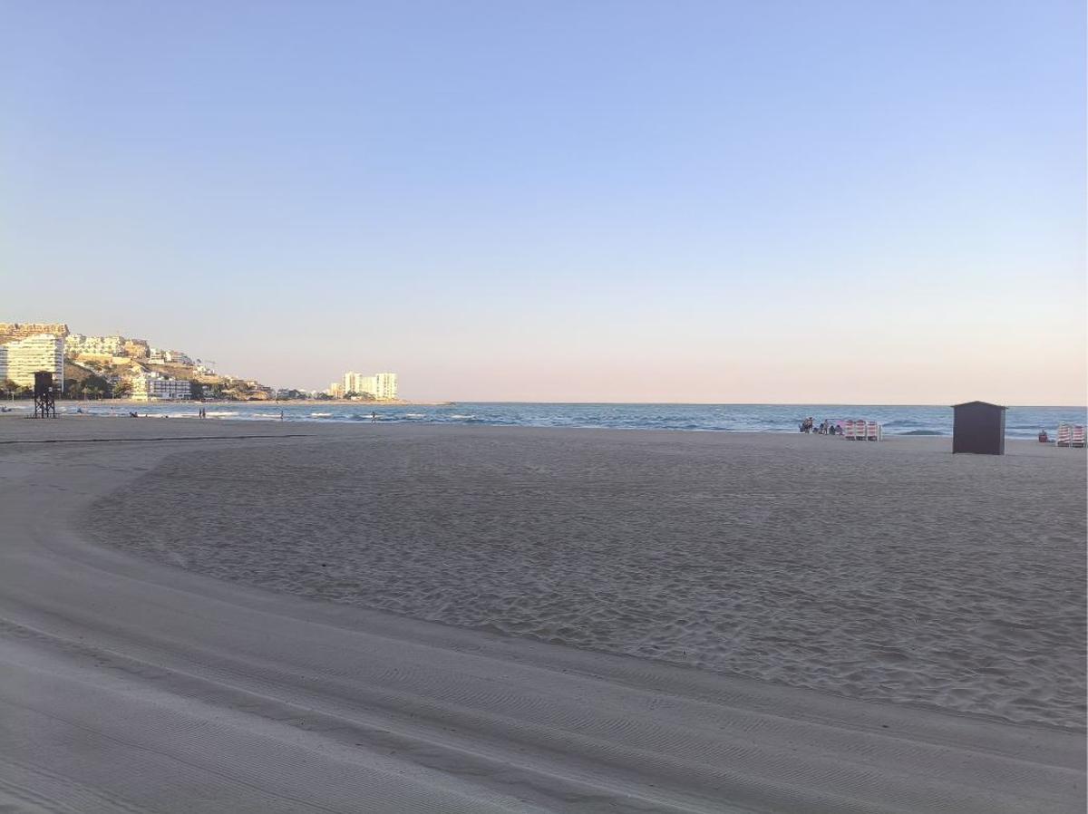 La playa de Cullera, desierta, a las 20.30 horas del lunes