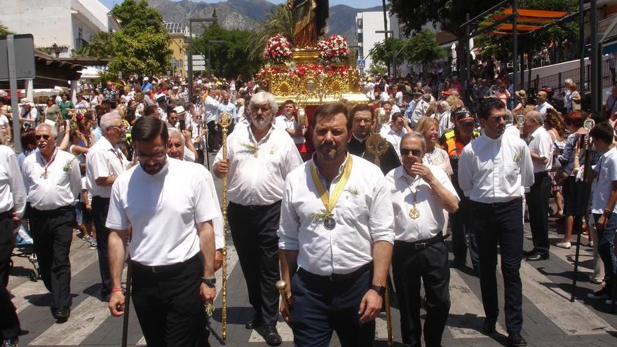 os romeros de San Bernabé portan al Patrón de Marbella por la avenida Nabeul, entre un mar de gente