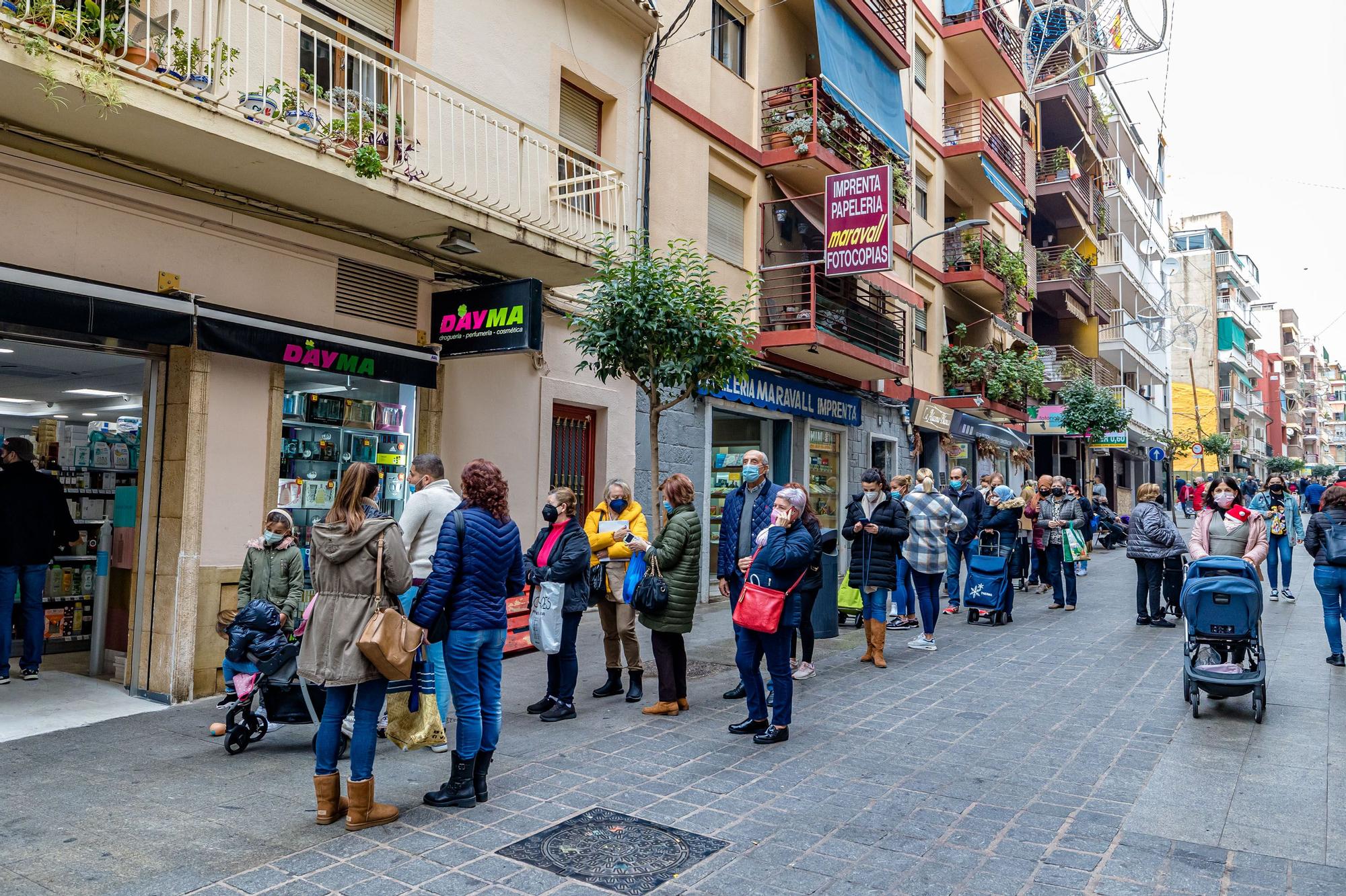 La campaña "BenidormTeDaMás" recibe una avalancha de peticiones de descarga de los bonos descuentos para comercios y hostelería de la ciudad. Los primeros días para gastar estos bonos han provocado colas en algunos establecimientos. La iniciativa, que pretende ayudar al sector e incentivar el consumo, estará en marcha hasta el 31 de diciembre.