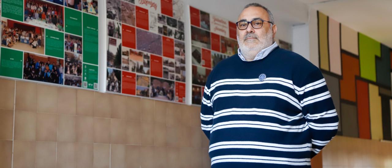 Rafael González, director del IES Grupo Cántico, en su centro.