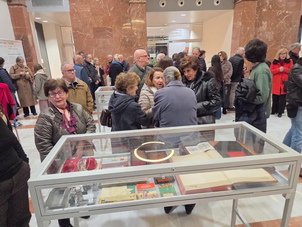 Asistentes al evento en el Menador.