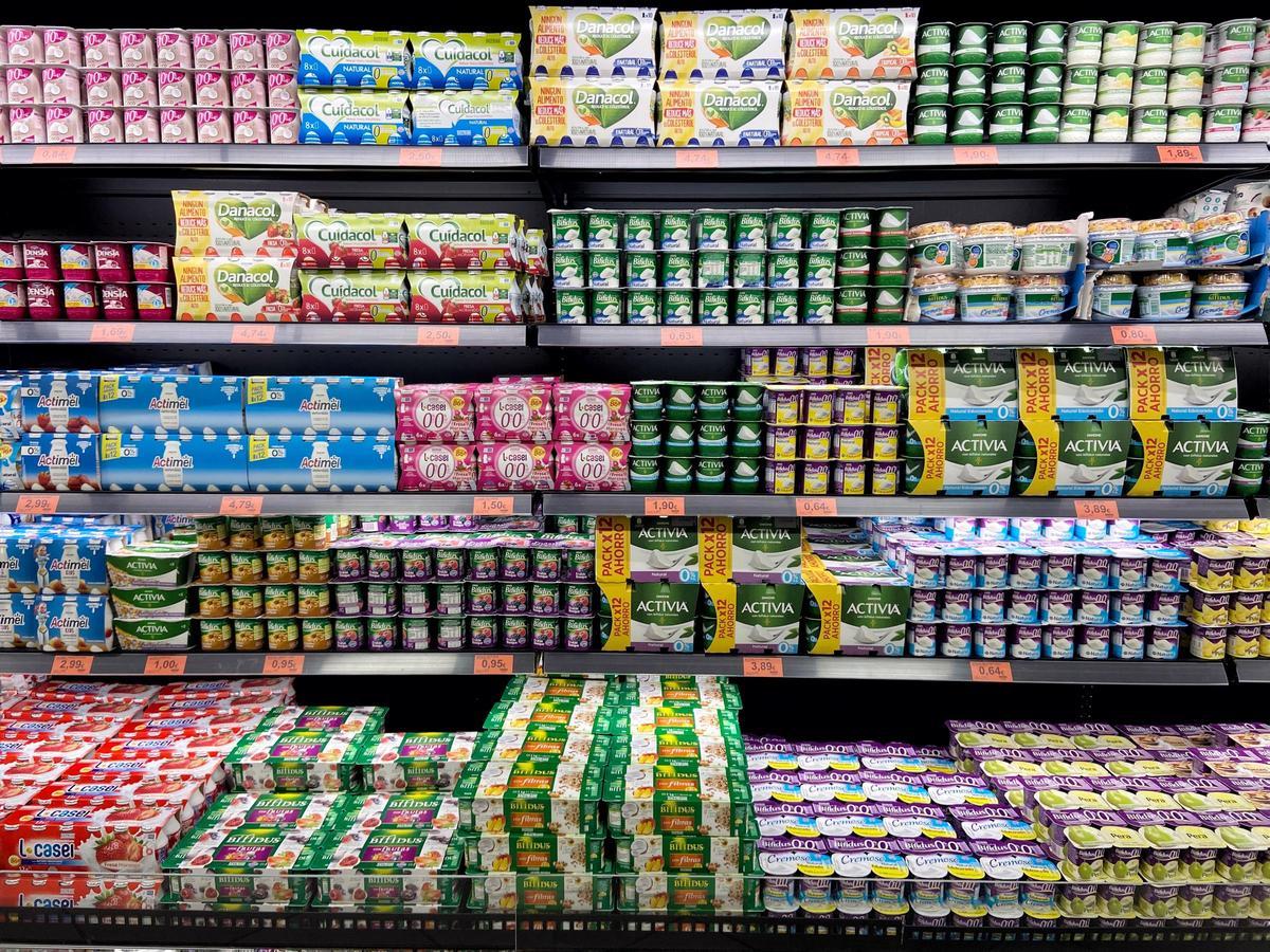 Archivo - Sección de yogures y lácteos en un supermercado de Madrid.