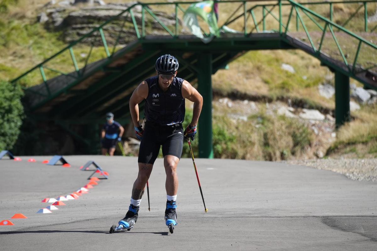 Jaume Pueyo entrenando con los roller ski.