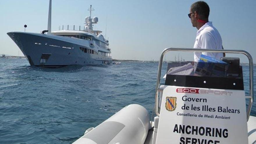 Vigilante del Govern junto a un megayate en Formentera.