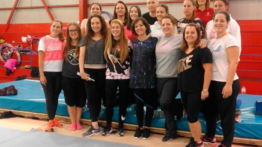 Sara Bayón, quinta por la izquierda en la fila de delante, junto a las entrenadoras participantes en el curso.