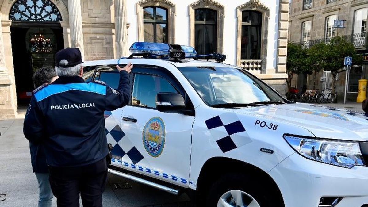 Un agente, junto a un coche de la Policía Local
