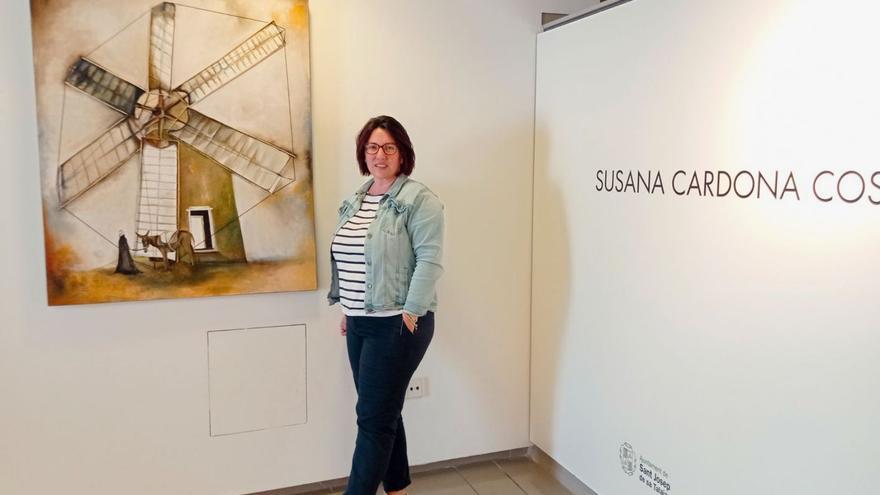La artista Susana Cardona Costa, en el montaje de su exposición en Can Jeroni.