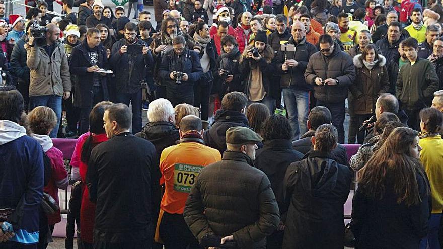 Zamoranos durante un minuto de silencio en contra de la violencia de género. | Jose Luis Fernández