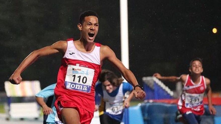 Antony Yunier Pérez celebrando una de sus victorias en los Campeonatos de España de Atletismo.