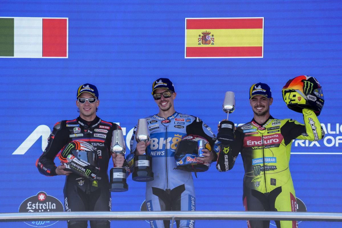 JEREZ DE LA FRONTERA (CÁDIZ), 26/04/2026.- El piloto español de MotoGP Álex Márquez (c) celebra su victoria con el segundo clasificado Marco Bezzecchi (i) y el tercer clasificado el italiano Fabio Di Giannantonio (d) tras la carrera de motoGP del Gran Premio de España de Motociclismo de 2026 celebrado en el circuito de Jerez-Angel Nieto en Jerez de la Frontera. EFE/Roman Rios