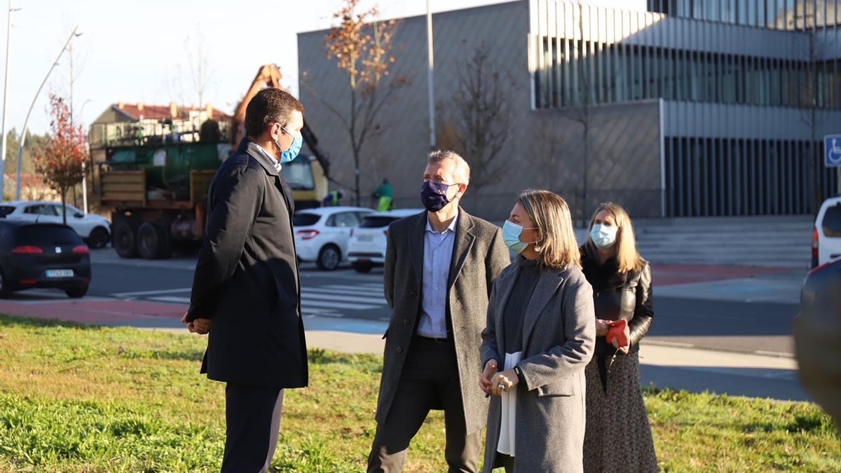 El alcalde de A Estrada con el vicepresidente y la delegada territorial de la Xunta, hoy en el solar donde se ubicará el nuevo juzgado.