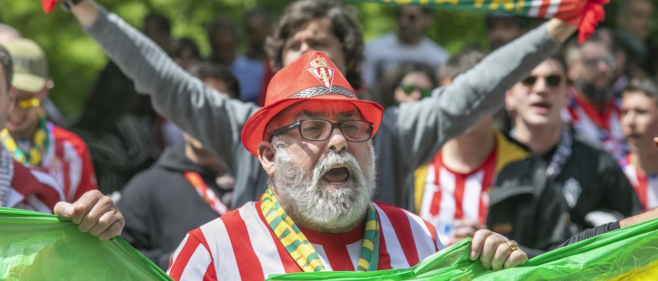 Aficionados del Sporting protestando por la gestión de Javier Fernández