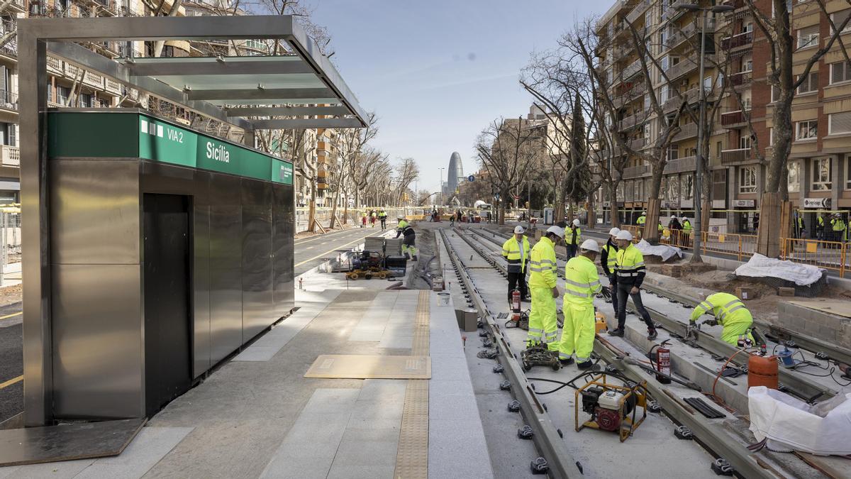 El tranvía avanza por la Diagonal entre Glòries y Verdaguer