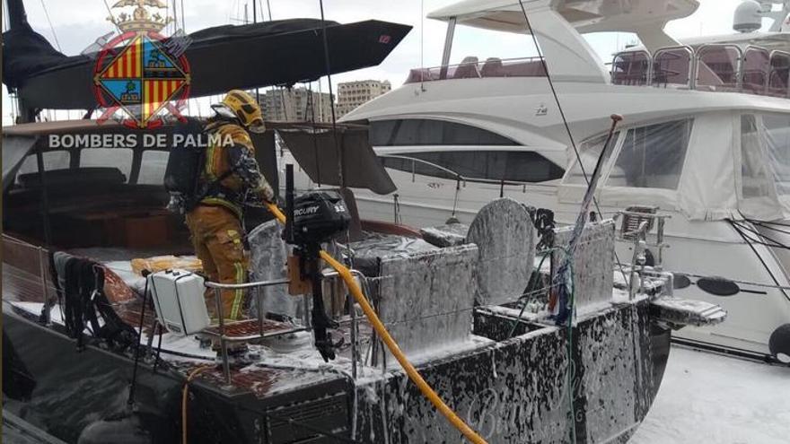 Die Feuerwehr löscht mit reichlich Schaum.