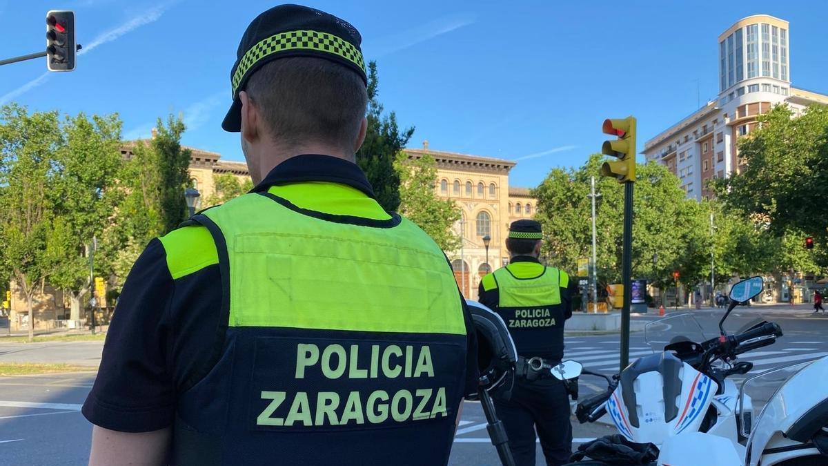 Un agente de la Policía Local de Zaragoza, en un control de tráfico.
