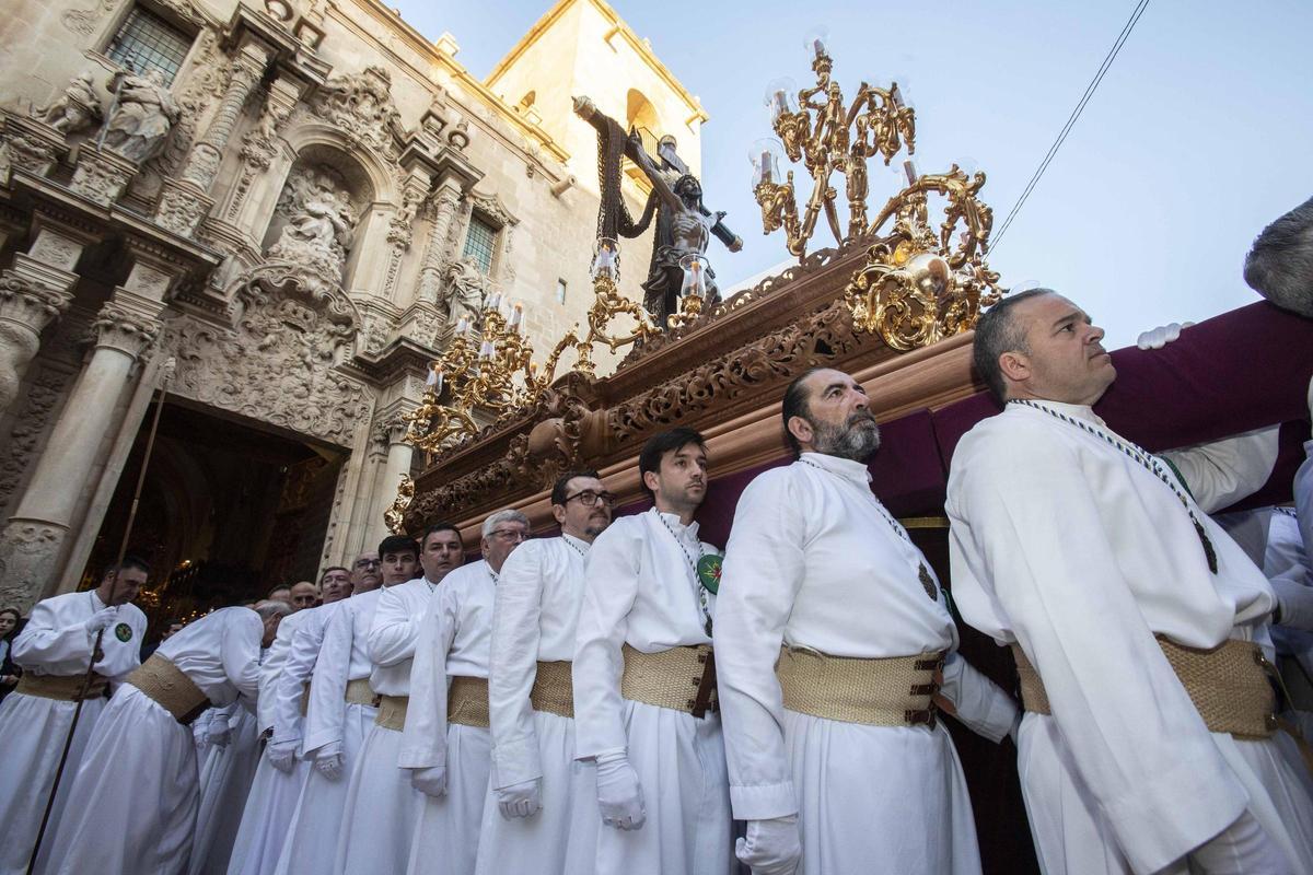 Alicante vive uno de los momentos más especiales del Martes Santo con la procesión del Cristo del Mar