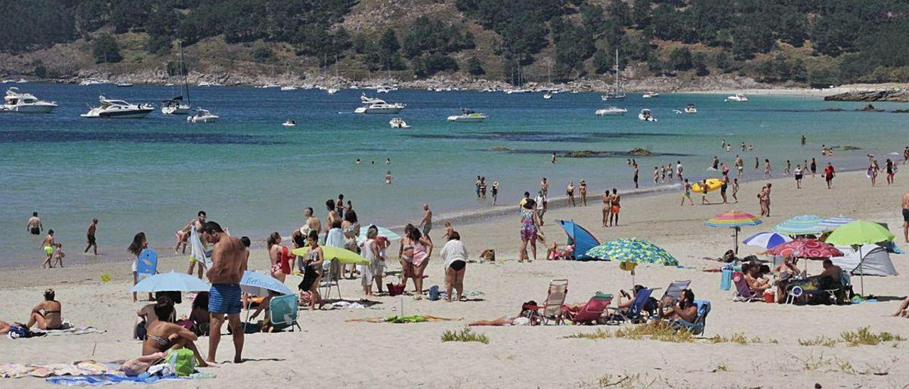 Bañistas en la playa de Nerga, ayer a mediodía.