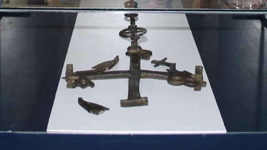 Detalle de la pieza estrella de la exposición, la Cruz Monogramática de Begastri, cedida para la ocasión por la familia Sánchez de Amoraga y Ruiz de Assín.