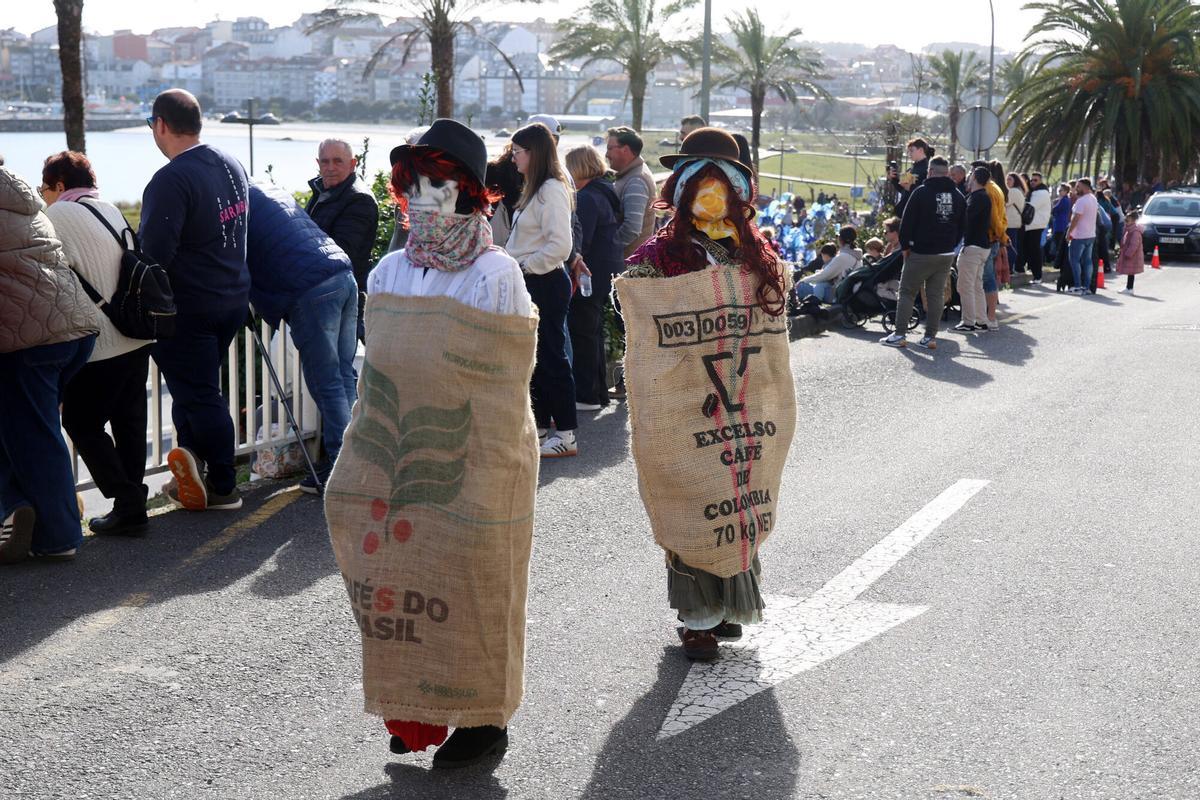 Sanxenxo se llenó de color y diversión con el tradicional desfile de carnaval de adultos y niños