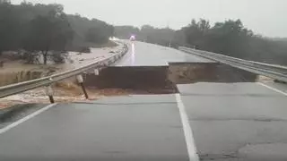 La lluvia hunde un tramo de la carretera entre Cáceres y Badajoz