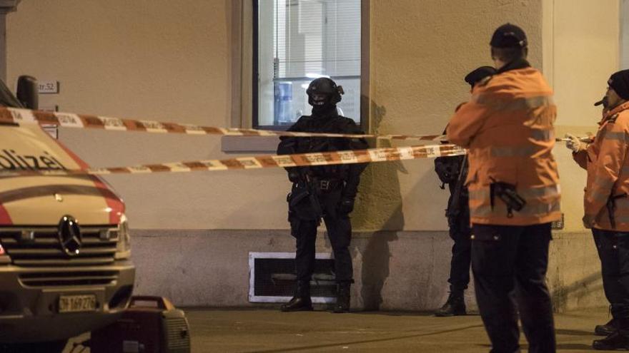 Policías armados, en el exterior del centro.