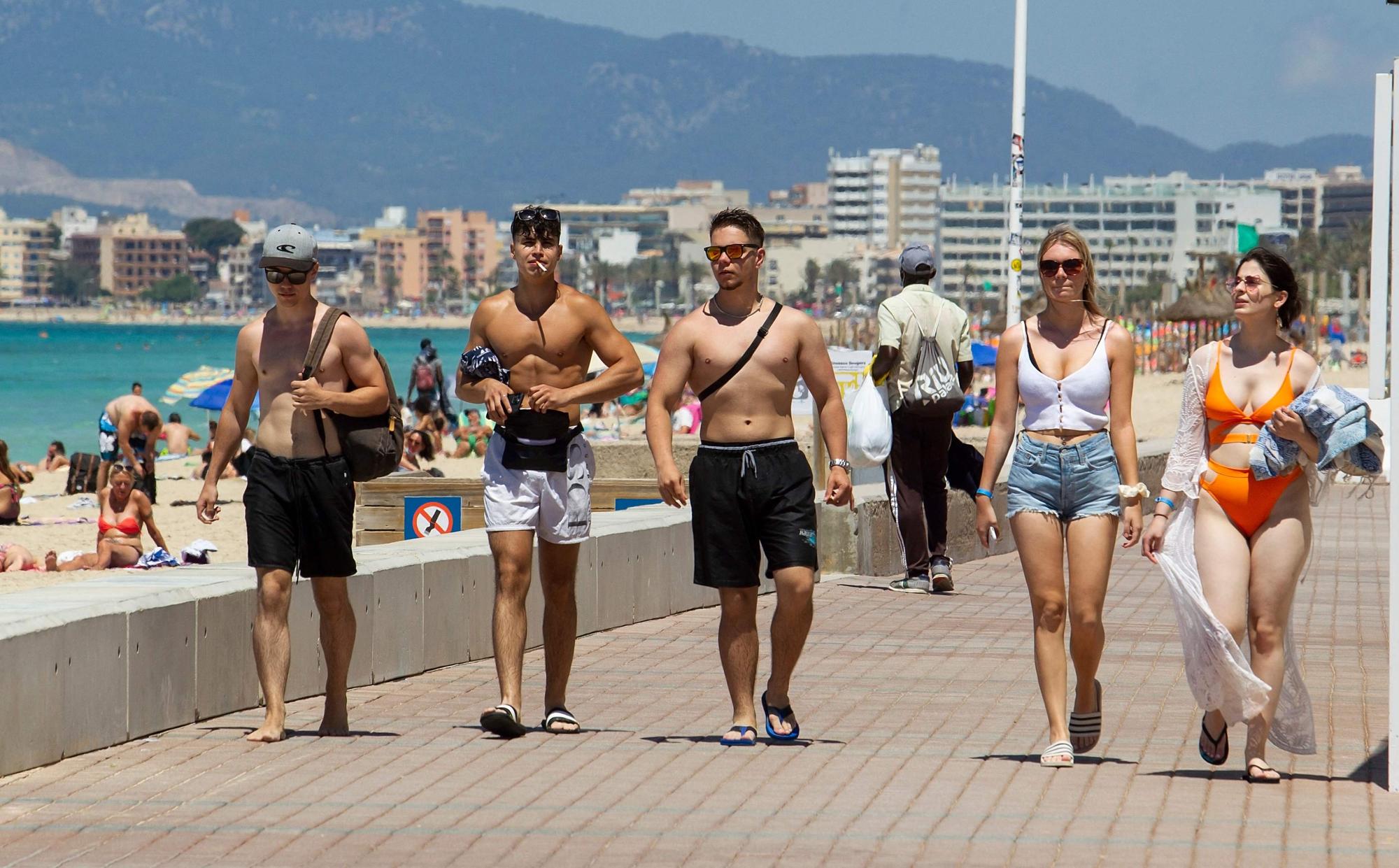 Turistas en el paseo de Palma Beach en Palma de Mallorca
