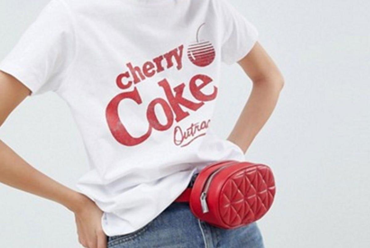 Camiseta blanca 'Cherry Coke' de Asos. (Precio: 23, 99 euros)