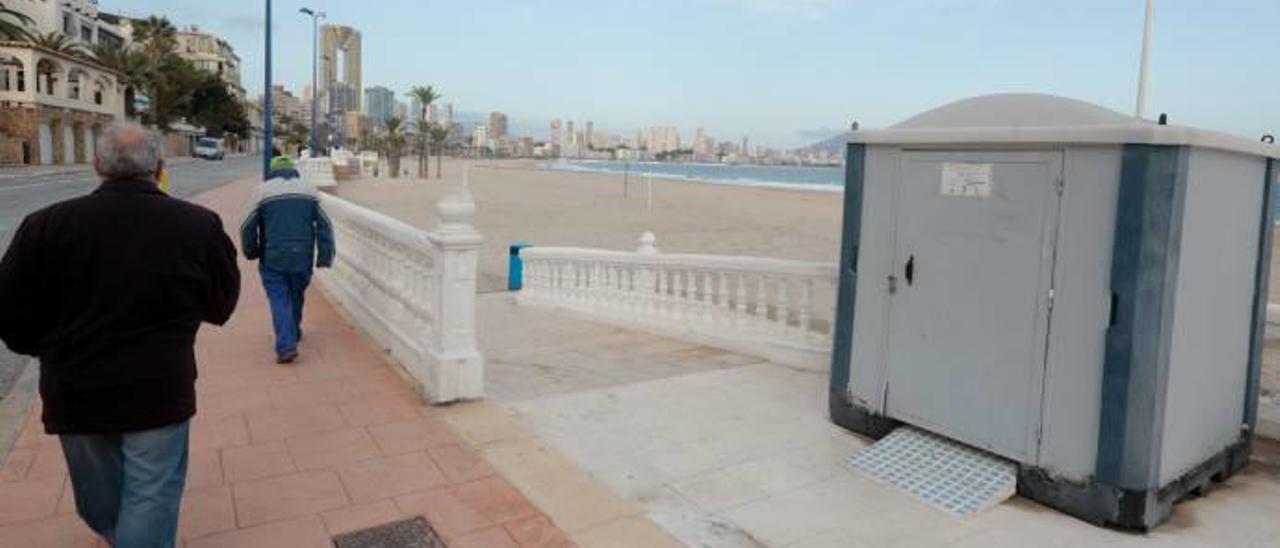 Uno de los aseos de la playa de Benidorm situado en la Cala.