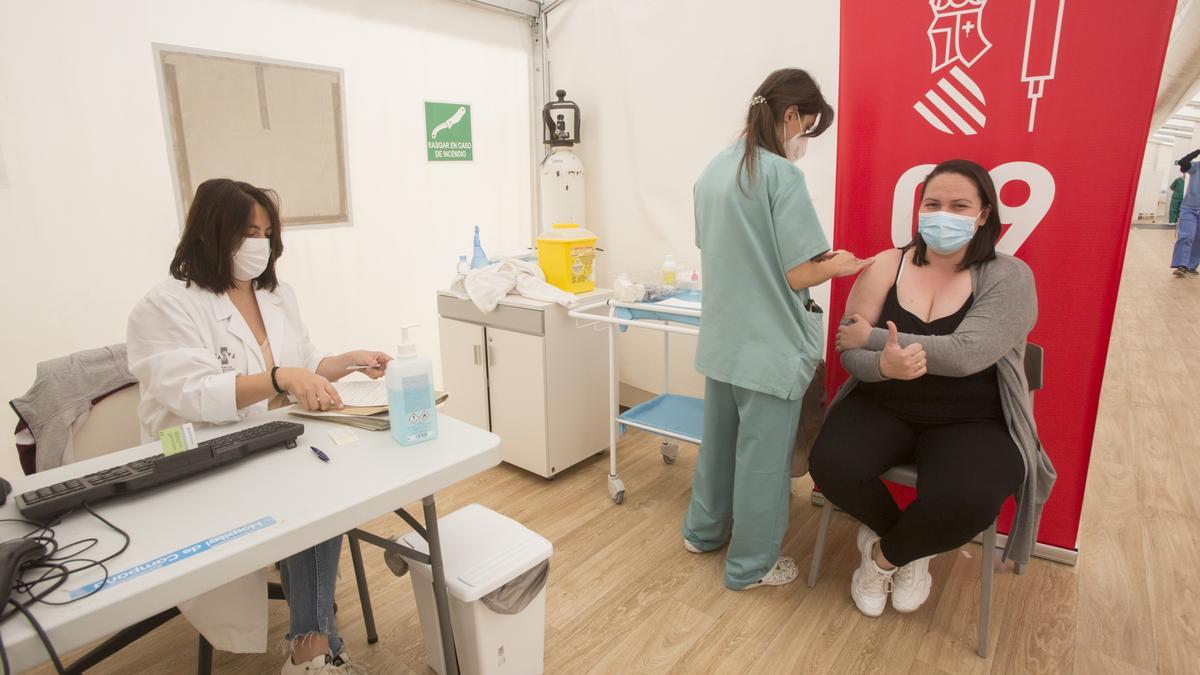 Vacunación de los últimos profesores de la provincia para recibir la primera dosis en el Hospital de Campaña de Alicante