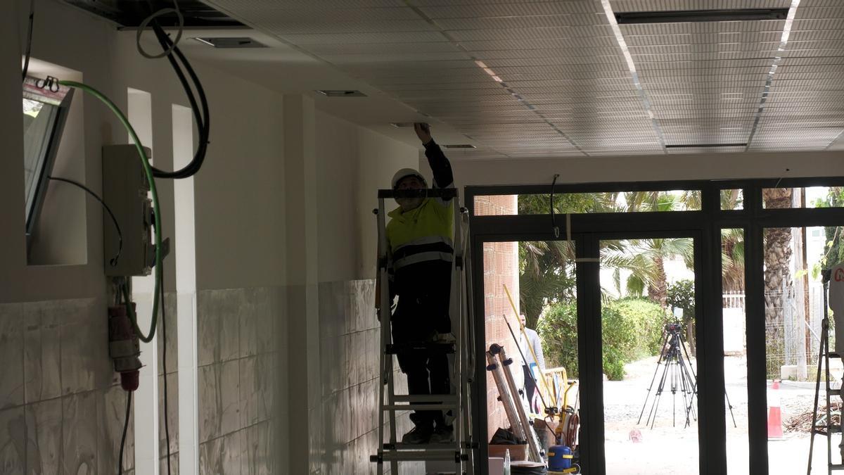 Un operario trabajando en el interior de la zona que se está ampliando