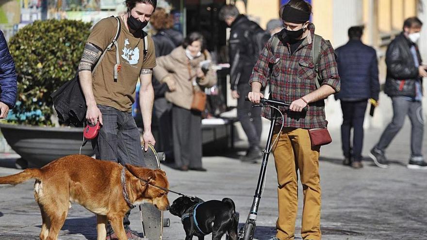 Dos joves passejant per la Rambla de Girona ahir al migdia amb màniga curta