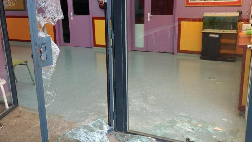 Imatge de la porta rebentada en una escola.