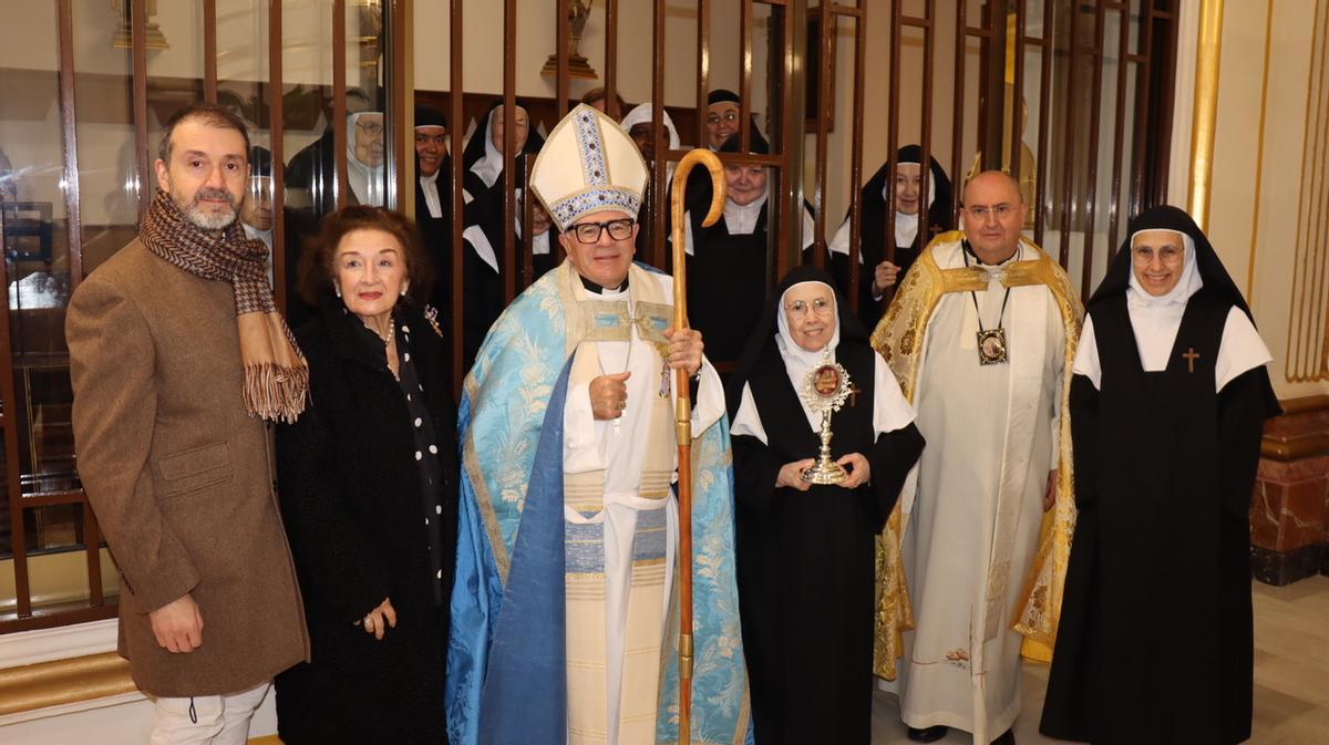 Las agustinas descalzas de Benigànim reciben la reliquia durante las celebraciones que han puesto fin al IV centenario del nacimiento de la Beata Inés.