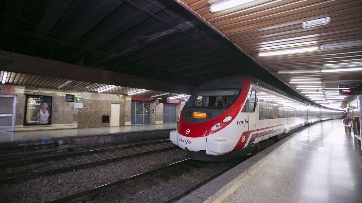 Un tren, parado en la estación de Renfe de Gandia