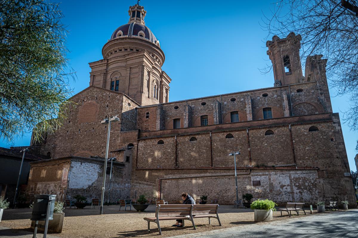 La pequeña plaza de las Mujeres de la Motor Ibérica, junto a la parroquia de Sant Andreu de Palomar