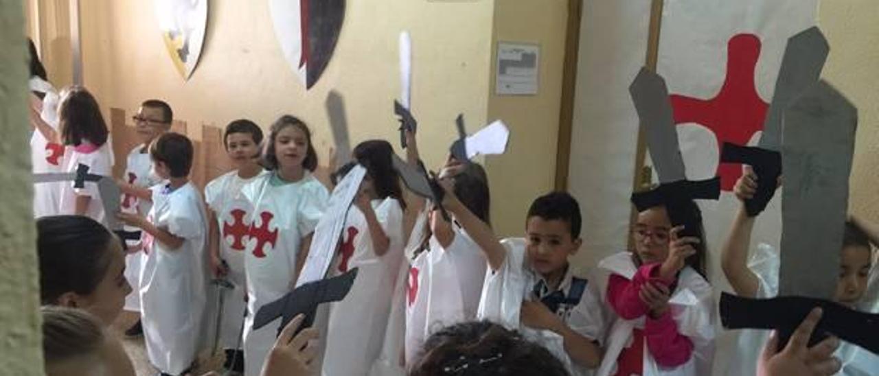 Los alumnos del colegio San Bartolomé realizaron desfiles de Moros y Cristianos o se vistieron con trajes típicos andaluces para mostrar la cultura española.