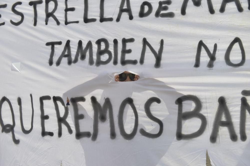 Protesta ante un Mar Menor que amanece cubierto de espuma