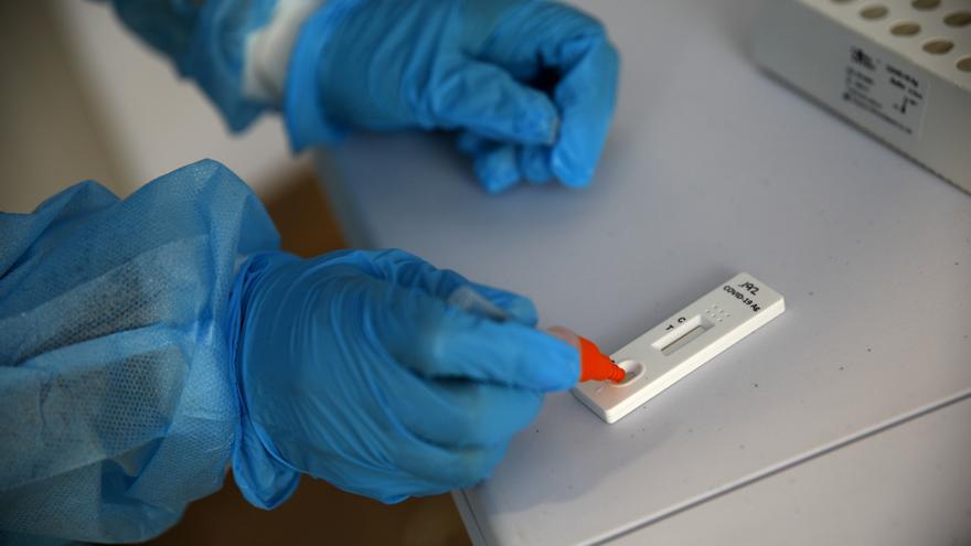 Intervenidos casi 15.500 test de antígenos en un almacén de León