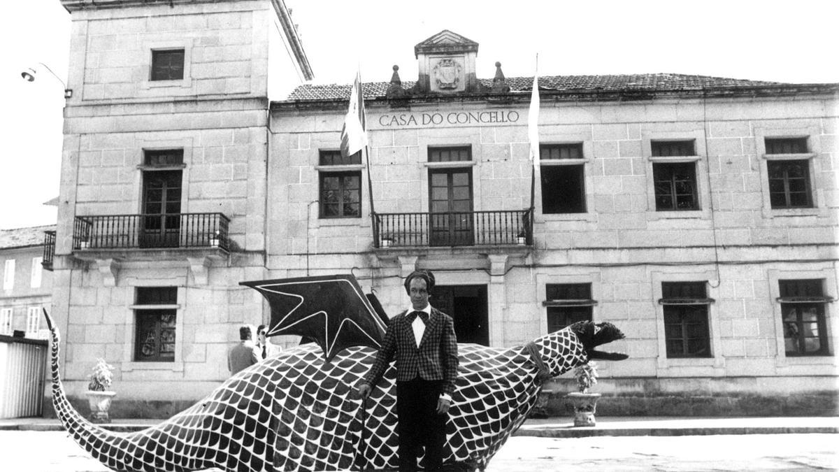 Figura de la Coca, protagonista de una de las leyendas más importantes del pasado de la localidad, y su portador en Redondela en mayo del año 1986.
