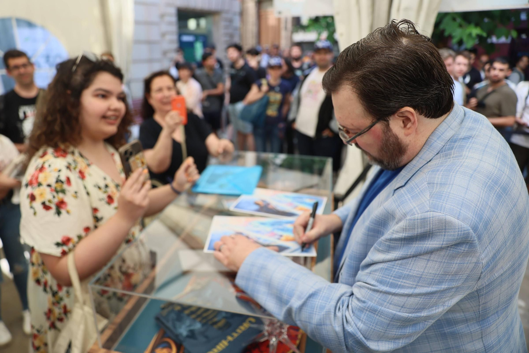 EN IMÁGENES: La "Sanderson-manía" no cesa en Avilés: miles de seguidores abordan a la estrella del Celsius