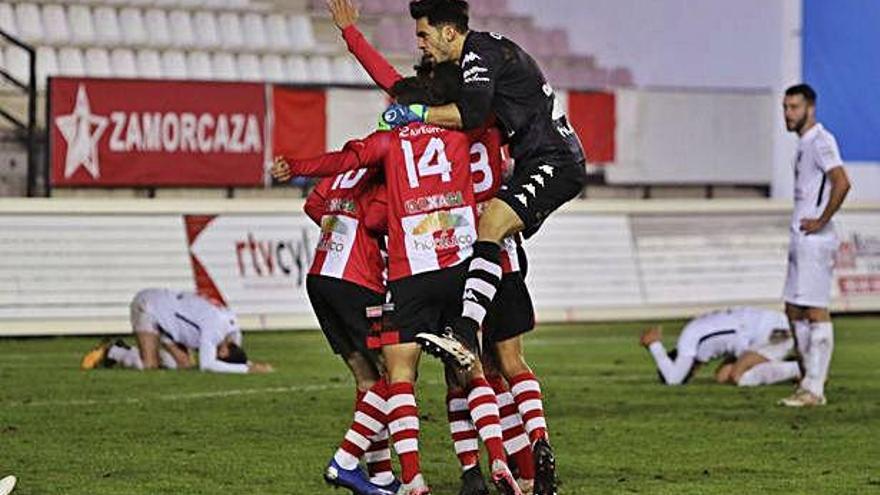 Los rojiblancos celebran el gol de la victoria.